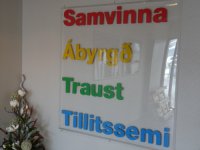 4 isländische Wörter auf einem Plakat: Samvinna, Ábyngd, Traust, Tillitssemi