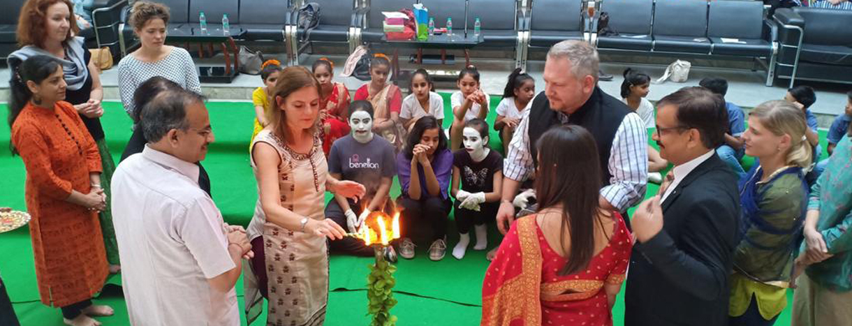 Indien Austausch Seminar Stuttgart: Ein Feuer wird gemeinsam entzündet