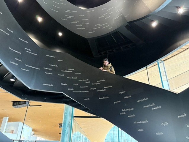 Das Odi ist eine dunkelblaue Treppe mit den Lieblingswörtern der Finnen und Finninnen. Es zeigt die Partizipation der Gesellschaft an öffentlichen Projekten.