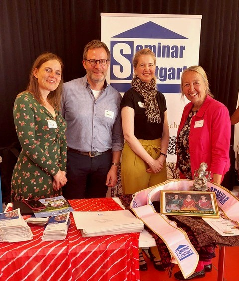 Seminarangehörige (von links nach rechts: Angelika Hoff, Guido Metzler, Prof’in Silke Franz und Seminardirektorin Karin Winkler) beim Markt der Möglichkeiten Fachtag für Internationalen Schüler- und Jugendaustausch in Baden-Württemberg